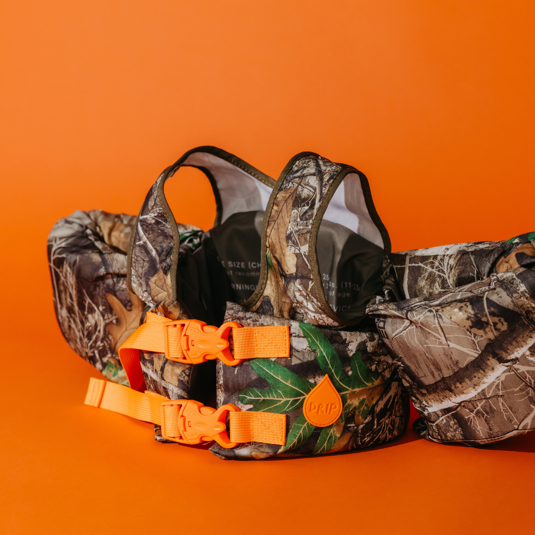Back of Realtree Edge Camo Kids Float with adjustable orange buckle straps